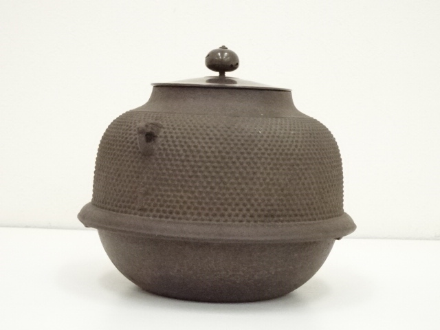  一ノ瀬宗辰・菊地正直造　唐銅切合朝鮮風炉　霰紋真形釜添（花押有）（共箱）